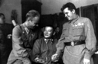 Маршал МНР Х.Чойбалсан (в центре) и Герои Советского Союза, летчики С.И. Грицевец (слева) и Г.П. Кравченко. 1939 г. 