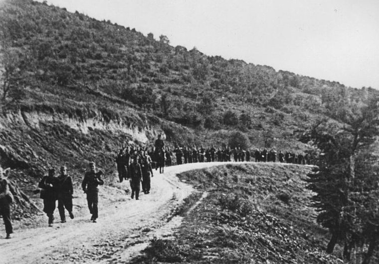 Партизаны XIII Корпуса на марше во время операций в Ниш и Лесковац. Сентябрь 1944 г.