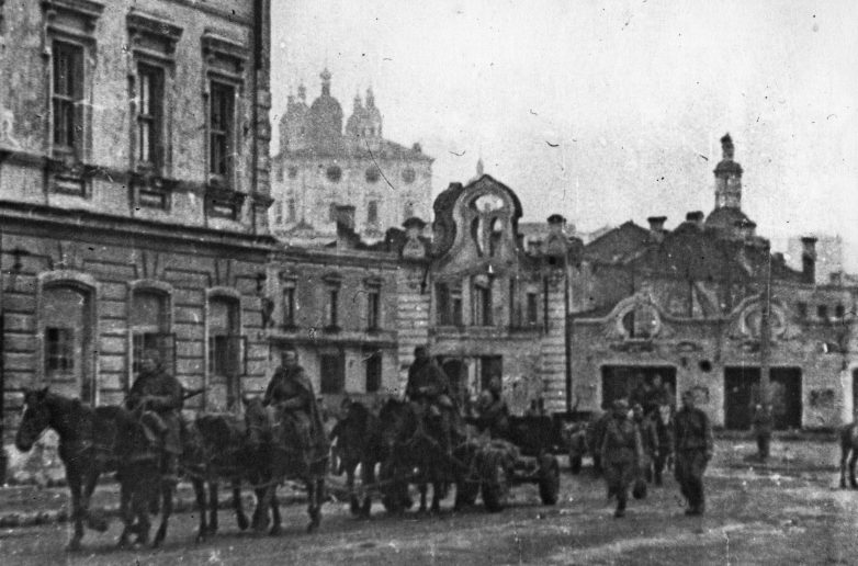 Красноармейцы входят в город. Сентябрь 1943 г. 