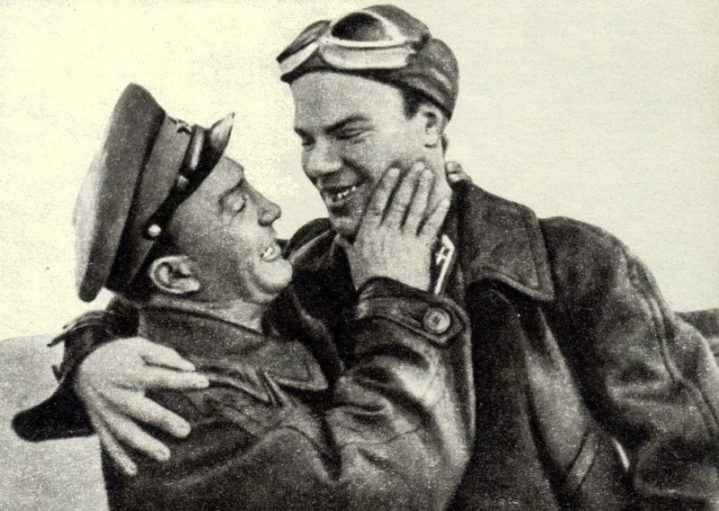 Майор Грицевец и спасенный им командир 70-го ИАП майор Забалуев. 1939 г.
