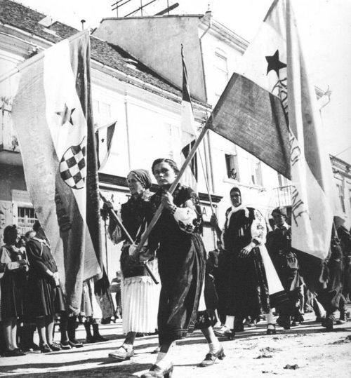 Женщины-партизаны на митинге в Пожеге. Хорватия, сентябрь 1944 г.