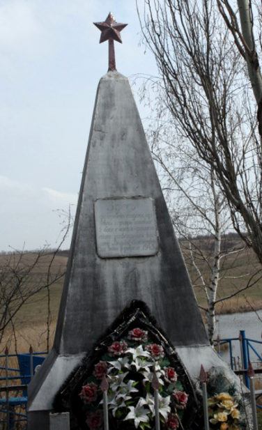 п. Даниловка г. Шахты. Братская могила неизвестных солдат на берегу реки Кадамовка.