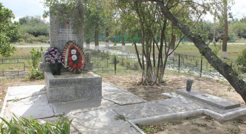х. Владимиров Морозовского р-на. Братская могила погибших при освобождении хутора в январе 1943 года.