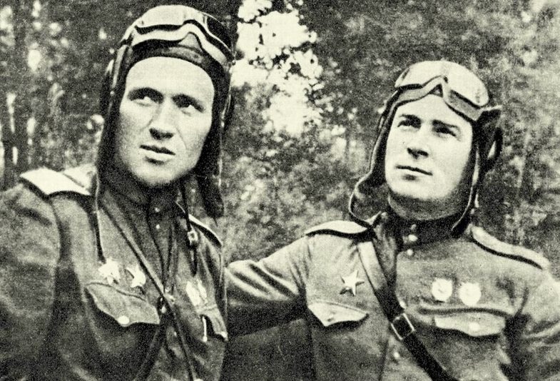 Герой Советского Союза Кузнецов (справа) и майор Киянченко. 1943 г. 