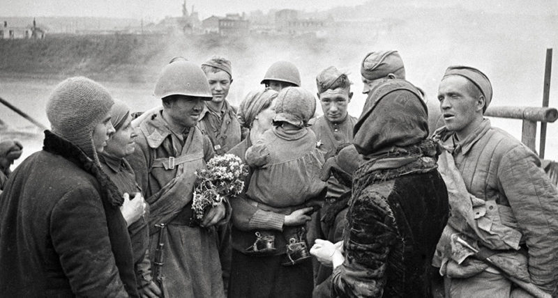Красноармейцы с местными жителями. Сентябрь 1943 г.