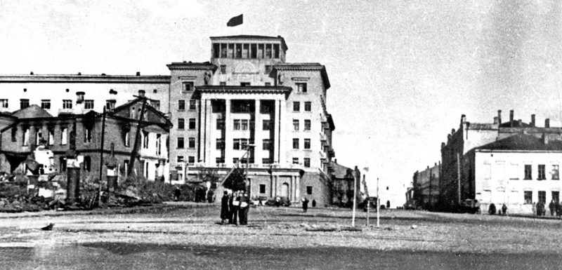 Победный флаг над зданием гостиницы «Смоленск». 25 сентября 1943 г.
