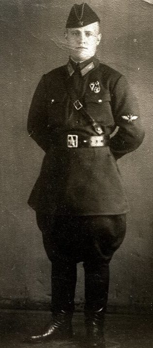 Николай Гулаев после окончания летного военного училища. 1940 г. 