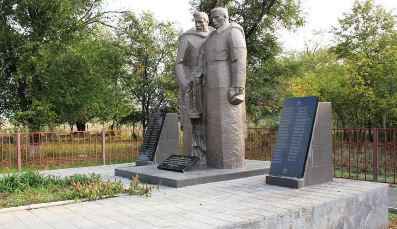 х. Красный Скотовод Пролетарского р-на. Памятник, установленный на братской могиле, в которой похоронено 87 советских воинов, погибших и умерших от ран в январе 1943 года.