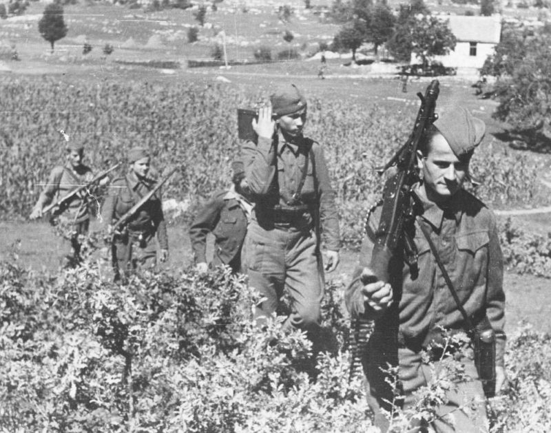 Бойцы 2-й Далматинской бригады с пулемётом MG 42 во время боёв за Никшич. 1944 г.
