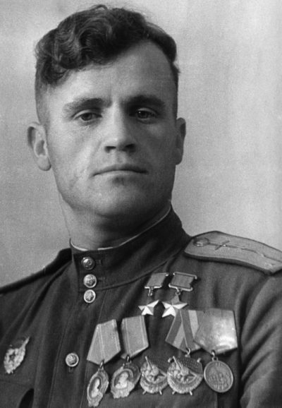 Дважды Герой Советского Союза старший лейтенант Гулаев. 1944 г.