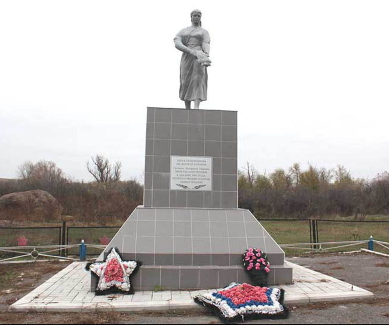 х. Грузинов Морозовского р-на. Памятник, установленный у братских могил, в которых похоронено 284 мирных жителя хуторов Грузины, Нагорный и Маркин, казнённых гитлеровцами в декабре 1942 года.