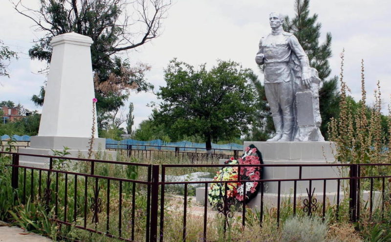 х. Мокрая Ельмута Пролетарского р-на. Братская могила, в которой захоронено 17 советских воинов, погибших в боях за хутор.