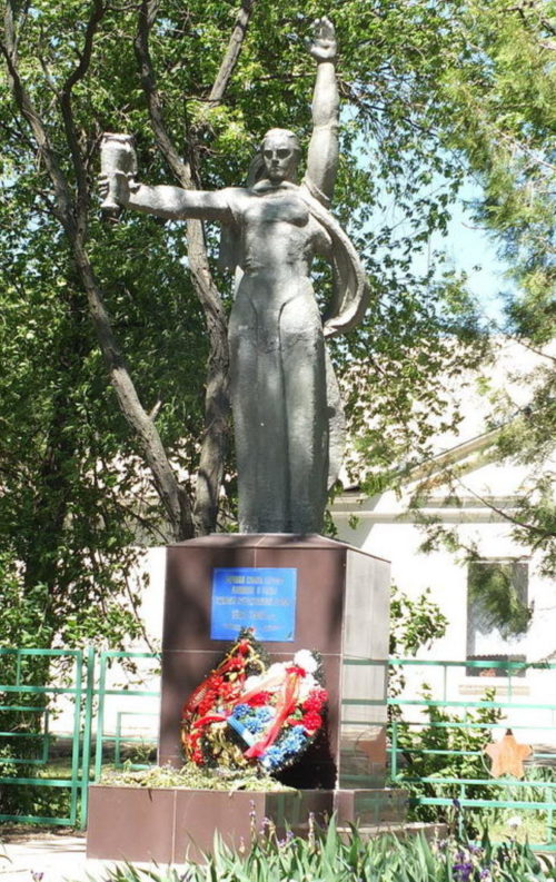 х. Наумовский Пролетарского р-на. Памятник, установленный в 1964 году на братской могиле, в которой похоронено 18 воинов.
