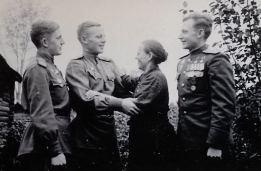 Братья Кунгунцевы с матерью. 1946 г. 