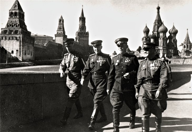 После очередного награждения в Кремле (Н.Гулаев – справа). 1945 г.