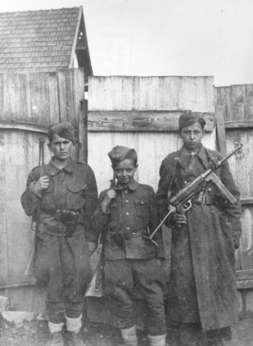 Юные связные 6-й бригады Народно-Освободительной Армии Югославии. 1944 г.
