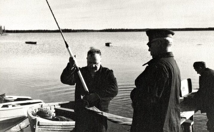 Николай Гулаев на рыбалке. 1960 г. 