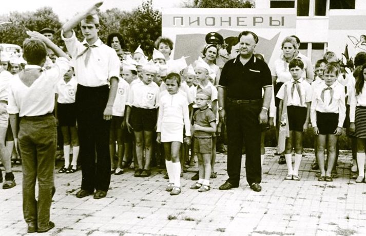 Николай Гулаев с внучкой Ирой и другом детства Михаилом Воронцовым. Пионерский лагерь. Анапа, 1972 г. 