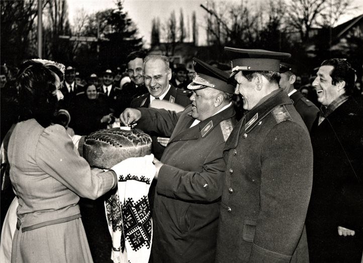 Жители Краснодара встречают Николая Гулаева. 1980 г.