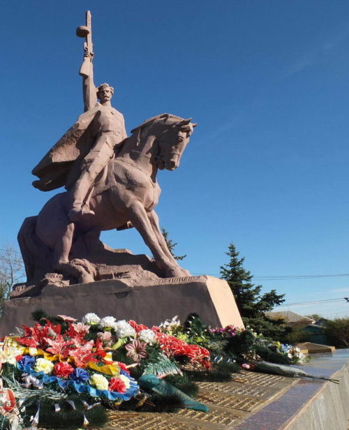 ст-ца. Вешенская Шолоховского р-на. Монумент «Клятва», установленный на братской могиле, в которой похоронено 102 советских воина.