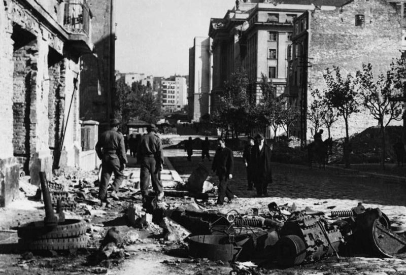 Сараевская улица после боя. Октябрь 1944 г.