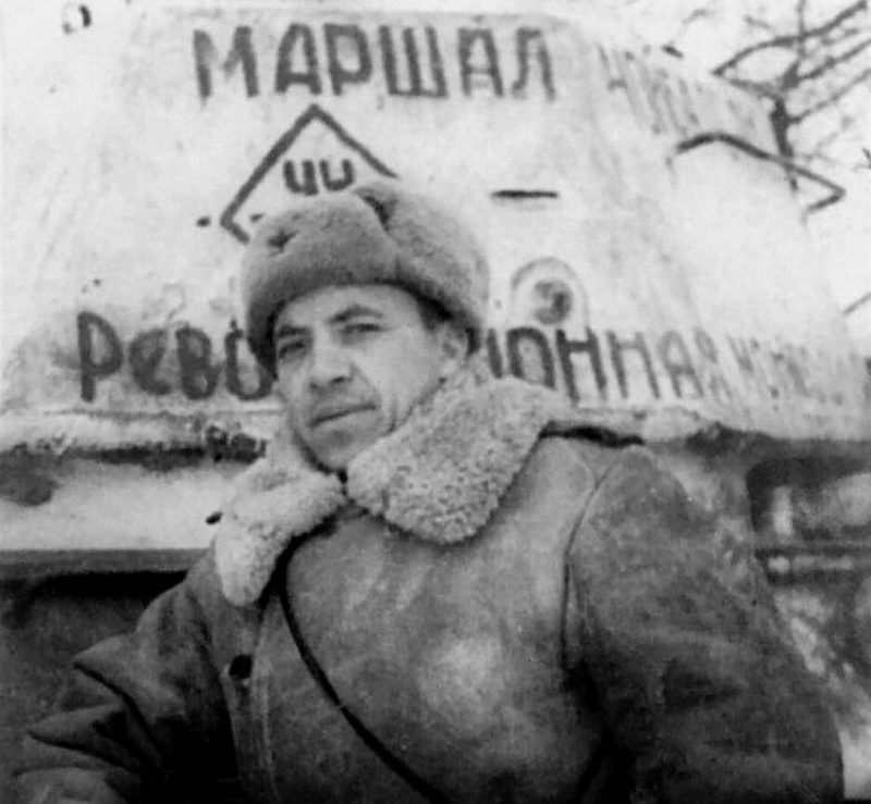 Начальник штаба 112-й танковой бригады подполковник И.И. Гусаковский возле танка Т-34 «Маршал Чойбалсан» танковой колонны «Революционная Монголия». 1943 г.