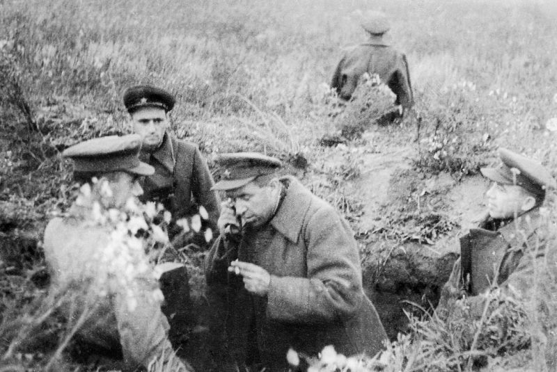 Командир 44-й гвардейской танковой бригады Иосиф Гусаковский у полевого телефона. 1944 г.