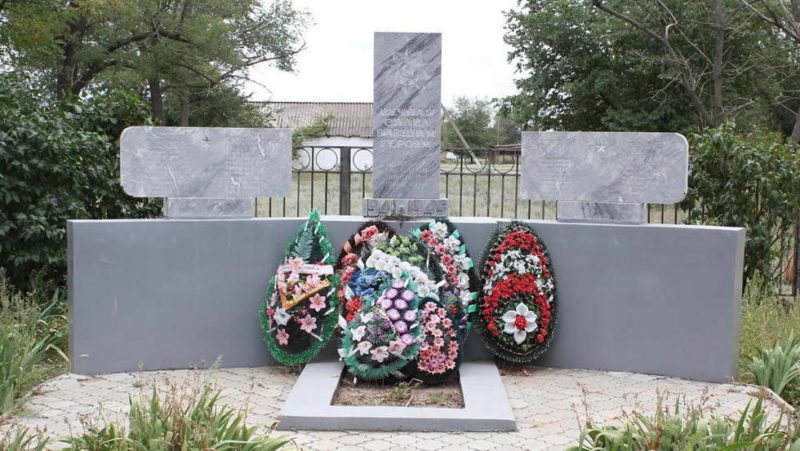 х. Татнинов Пролетарского р-на. Братская могила 4 советских воинов, погибших в годы войны.