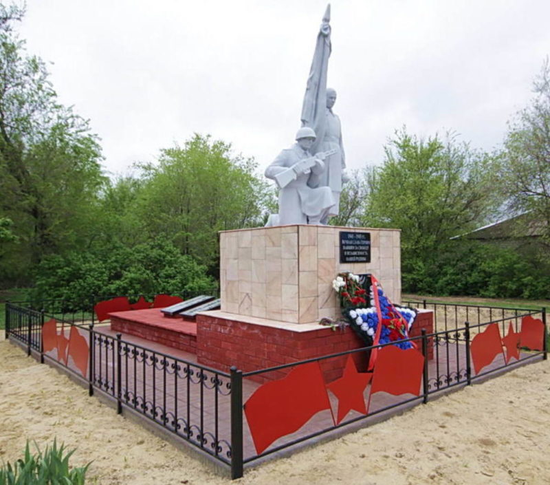 х. Общий Морозовского р-на. Памятник, установленный на братской могиле, в которой похоронено 104 советских воина.