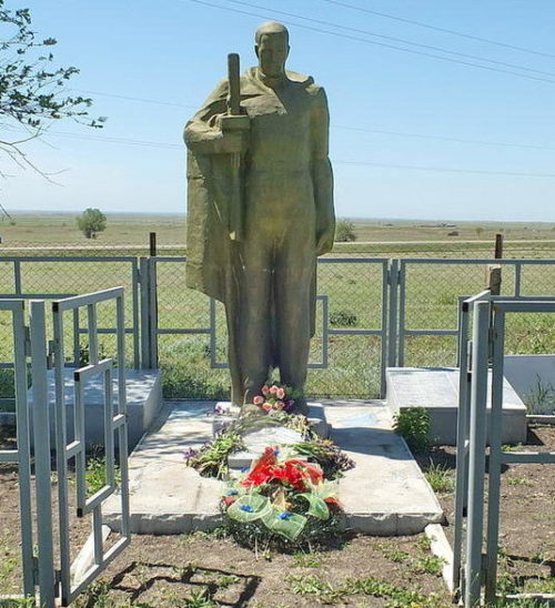 х. Харьковский 1-й Пролетарского р-на. Братская могила, в которой захоронено 39 советских воинов.