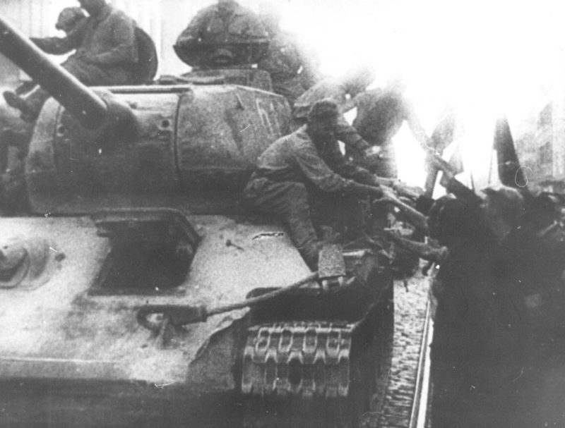 Советский танк на площади Теразия. Белград, октябрь 1944 г.