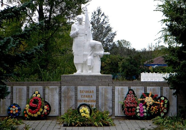 х. Кружилинский Шолоховского р-на. Памятник, установленный на братской могиле, в которой похоронено 129 советских воинов, погибших за хутор в годы войны.