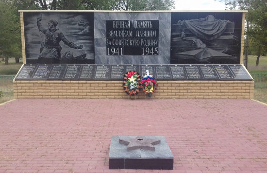 с. Большое Ремонтное Ремонтненского р-на. Памятник погибшим землякам, был установлен в 1985 г.