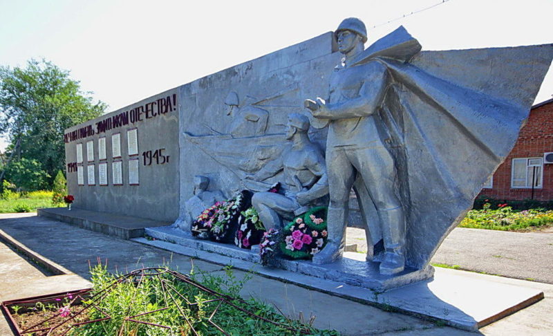 с. Киевка Ремонтненского р-на. Памятник погибшим воинам, установленный в 1966 г.