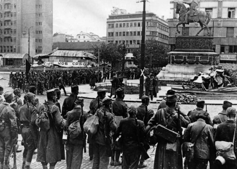 На площади Республики. Октябрь 1944 г.