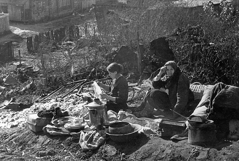 Семья на пепелище своего дома. Сентябрь 1943 г.