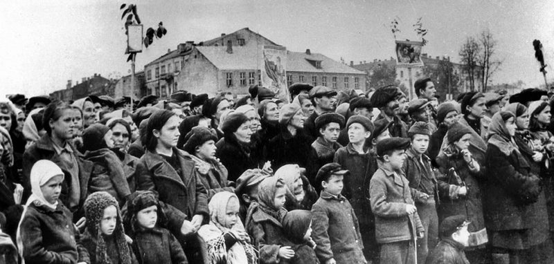 Горожане на митинге в освобожденном Смоленске. 2 октября 1943 г.
