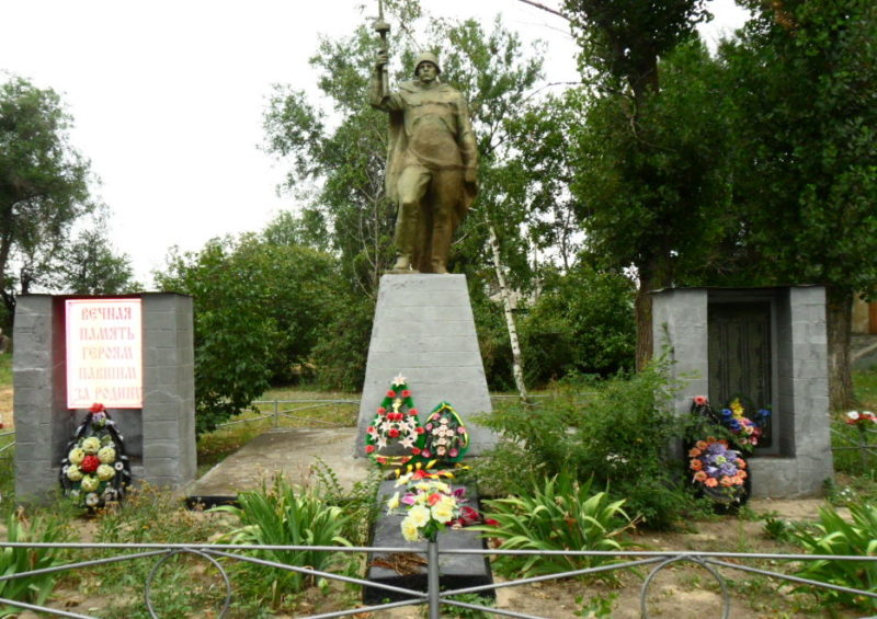 х. Терновской Шолоховского р-на. Памятник, установлен в 1974 году на братской могиле, в которой похоронено 283 воина.