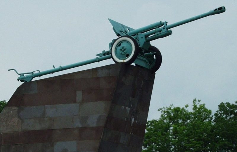 Памятник на Артиллерийском кургане Мясниковского р-на, открытый в 1972 году в честь подвига батареи Героя Советского Союза С.А. Оганяна.