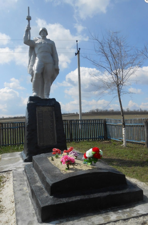 х. Чукаринский Шолоховского р-на. Памятник, установленный на братской могиле, в которой похоронено 33 советских воина. 
