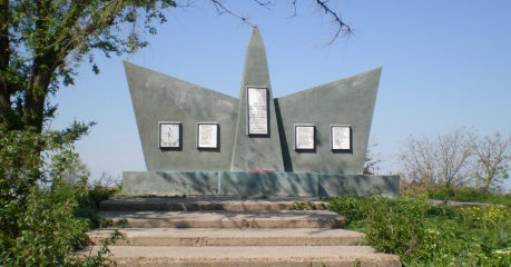п. Тихий Лиман Ремонтненского р-на. Курган «Славы» был установлен в 1985 году в честь погибших советских воинов. 