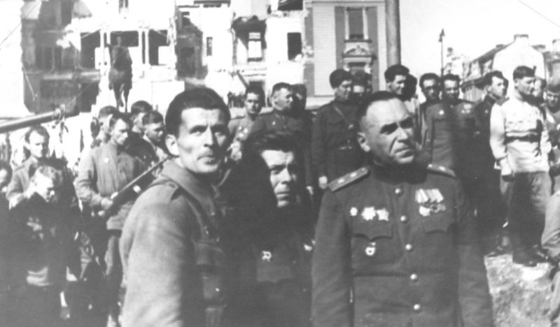 Генерал Пеко Дапчевич и генерал Владимир Жданов в освобожденном Белграде. Октябрь 1944 г.