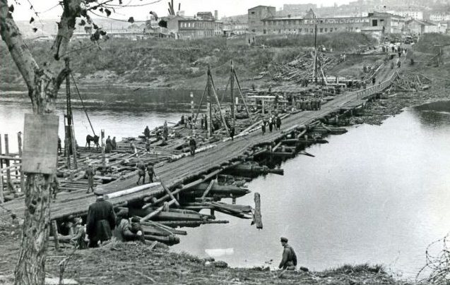 Советские саперы восстанавливают мост через Днепр. Октябрь 1943 г. 