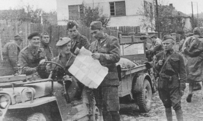Югославские партизаны с британской военной миссией. Октябрь 1944 г.