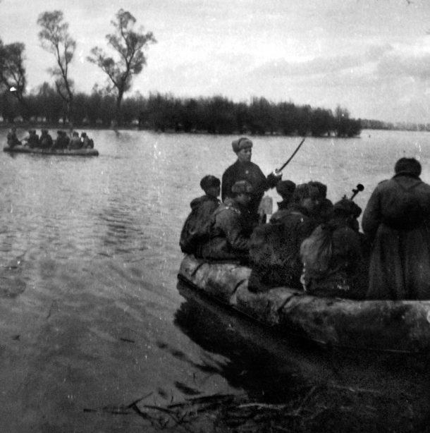 Бойцы Красной Армии форсируют Дунай. Октябрь 1944 г.