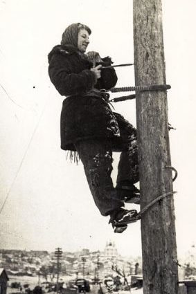 Восстановление линий связи в Смоленске. Октябрь 1943 г.