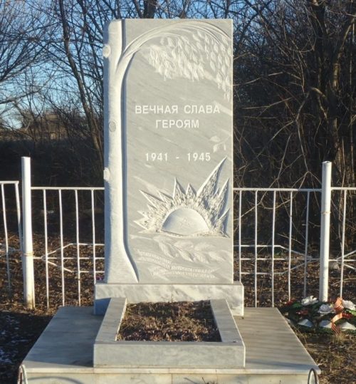 х. Краснознаменка Родионово-Несветайского р-на. Памятник, установленный в 1965 году на братской могиле, в которой похоронено 7 советских воинов.