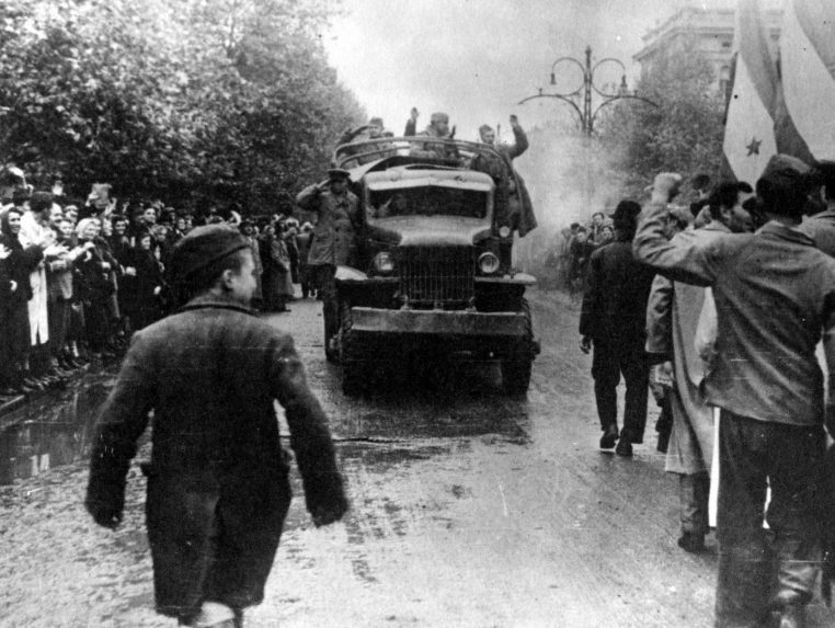Красная Армия на улице Белграда. Октябрь 1944 г.