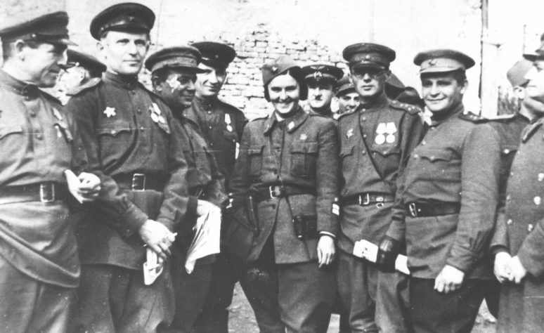 Советские офицеры на улице освобожденного Белграда. Октябрь 1944 г.