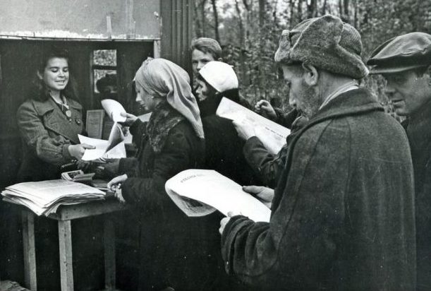 Вышла первая советская газета в освобожденном городе. Октябрь 1943 г.